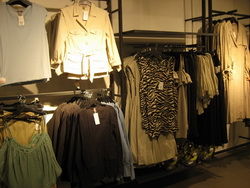 2009春夏女裝零售市場關(guān)鍵風格掃描 時尚趨勢精選